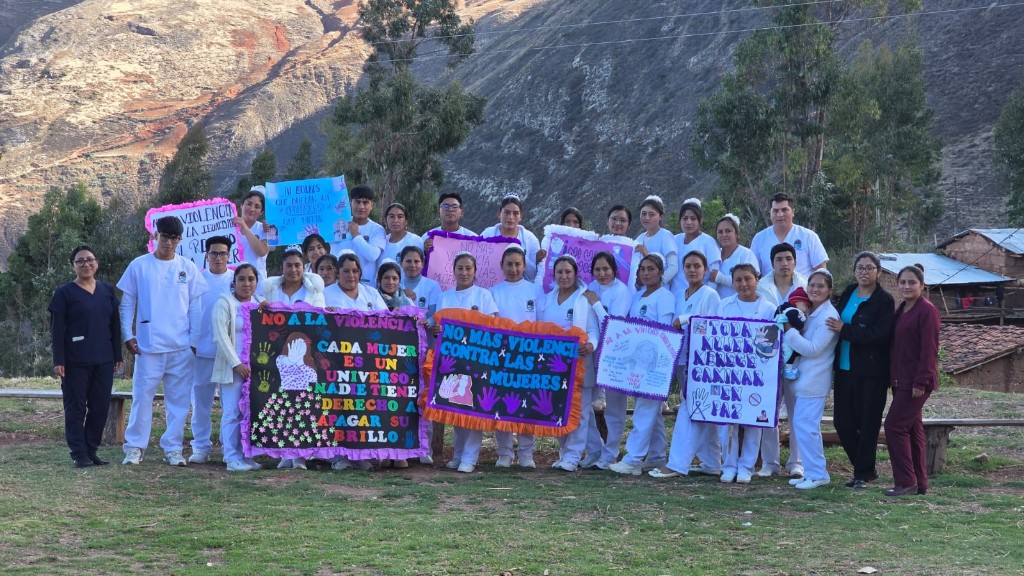 Estudiantes y docentes del IESTP participando en una actividad contra la violencia
